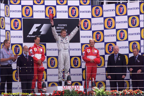 Мика Хаккинен и пилоты Ferrari на подиуме Гран При Великобритании 2001 года