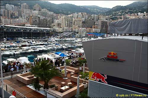 В дни Гран При Монако моторхоум Red Bull сооружается на понтонах