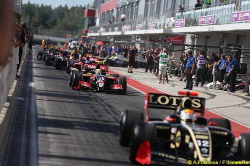 Гонщики Мировой серии Renault готовятся выехать на трассу