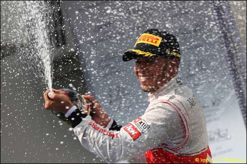 Льюис Хэмилтон празднует победу в Гран При Венгрии