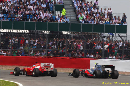 Фернандо Алонсо и Льюис Хэмилтон на трассе Гран При