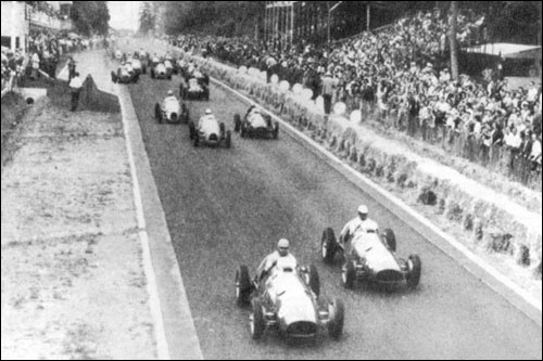 Пилоты Ferrari Альберто Аскари и Джузеппе Фарина лидируют на старте Гран При Франции 1952 года