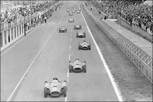 Эудженио Кастеллотти на Ferrari лидирует на старте Гран При Франции 1956 года