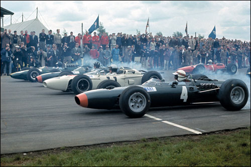 Старт Гран При Великобритании 1965 года: на первом ряду Стюарт, Гинтер, Хилл и Кларк