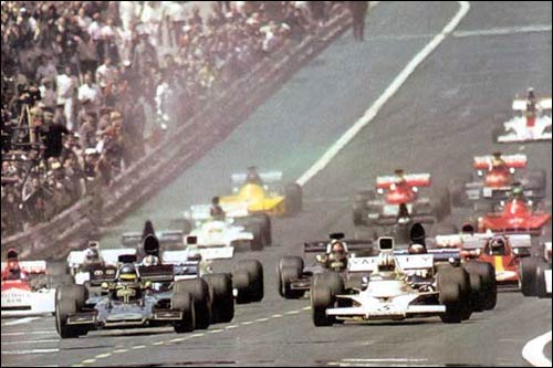 Ронни Петерсон и Дэнни Халм лидируют на старте Гран При Испании 1973 года