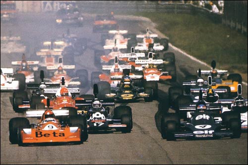 Витторио Брамбилла на March 751 лидирует на старте Гран При Швеции 1975 года 