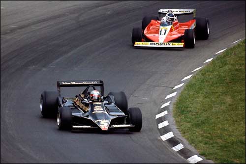 Марио Андретти лидирует на старте Гран При США 1978 года, опережая Карлоса Рейтемана