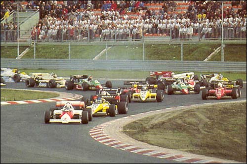Ален Прост лидирует на старте Гран При Европы 1984 года. В правой части кадра видно, как Toleman Сенны налетел на Williams Росбе
