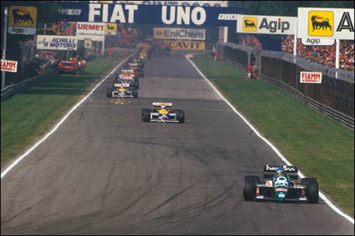 Герхард Бергер лидирует в дебюте Гран При Италии 1986 года