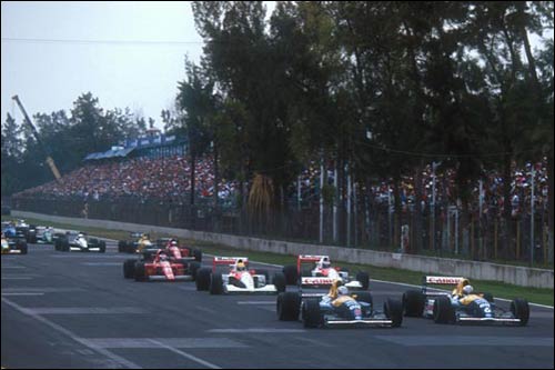 Найджел Мэнселл обгоняет своего напарника по Williams Риккардо Патрезе на старте Гран При Мексики 1991 года