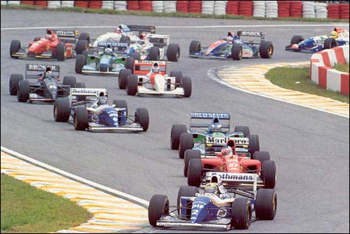 Айртон Сенна лидирует на старте Гран При Бразилии 1994 года