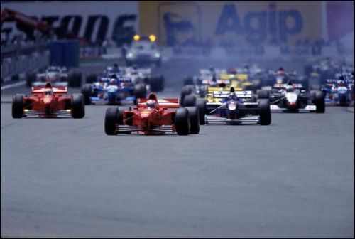 Михаэль Шумахер лидирует на старте Гран При Франции 1997 года