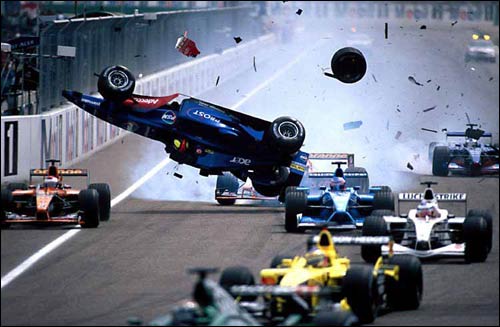 Prost Лучано Бурти в полете после столкновения с Ferrari Михаэля Шумахера на старте Гран При Германии 2001 года