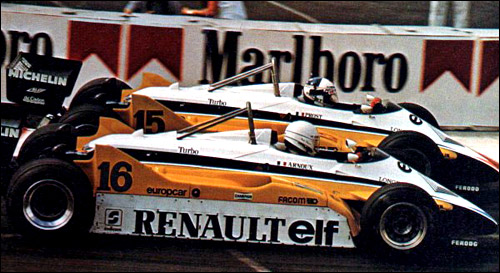 Пилоты Renault Рене Арну и Ален Прост ведут борьбу на трассе в Лас-Вегасе, 1982 год