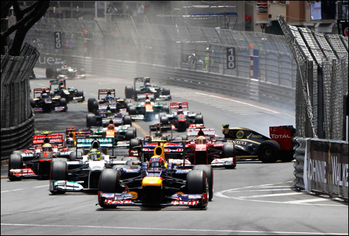 Старт Гран При Монако 2012 года. Все едут вперед, и лишь Грожан - непойми куда