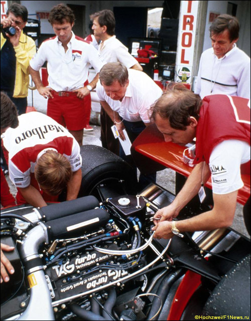 Инженеры McLaren и Рон Деннис (справа) работают с двигателем TAG на Гран При Италии 1983 года