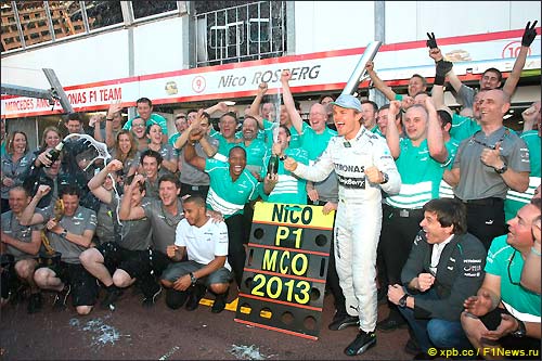 Mercedes AMG празднуют победу в Гран При Монако 2013