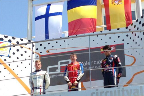 Подиум второй гонки в Валенсии: Ааро Вайнио, Роберт Висоиу и Карлос Сайнс