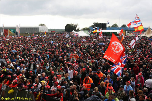 В 2012 году Гран При Великобритании посетили 127 тысяч болельщиков