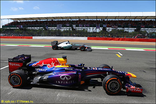 Новый подход Pirelli будет на руку Red Bull Racing и Mercedes