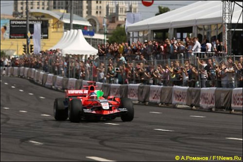 Машина Marussia F1 на московских улицах