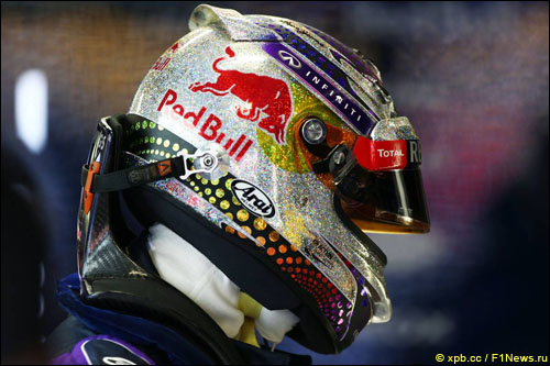 В Гран При Сингапура Себастьян Феттель использует новый дизайн шлема