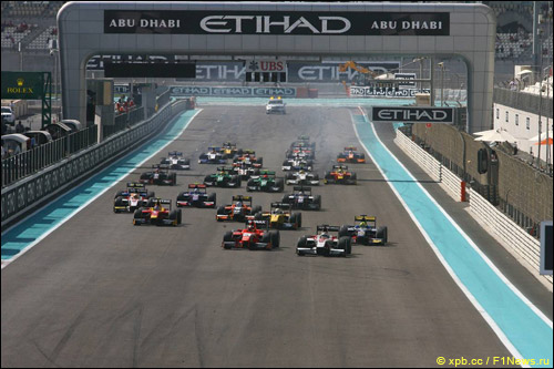 Машины GP2 на трассе Яс-Марина в Абу-Даби