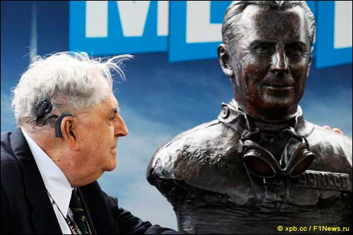 Чемпион мира Джек Брэбэм и памятник в его честь на мероприятии в Мельбурне