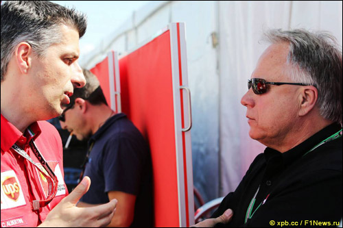 Джин Хаас (справа) и Клаудио Альбертини, руководитель отдела по работе с клиентами, использущими силовые установки Ferrari