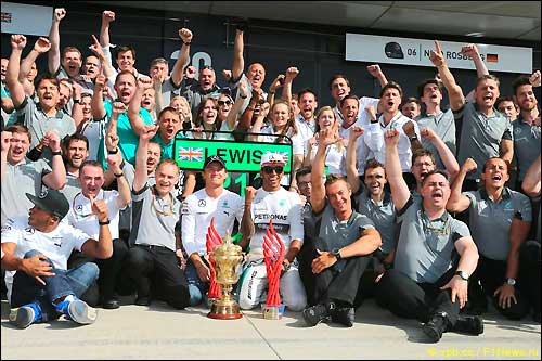 Mercedes празднует победу в Гран При Великобритании 2014