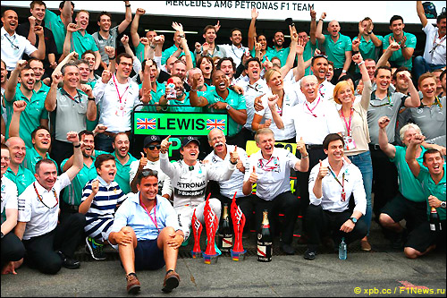 Команда Mercedes празднует первое и третье места в Гран При Германии