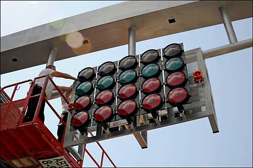 Монтаж стартового светорфора на сочинском автодроме, фото пресс-службы Сочи Автодрома