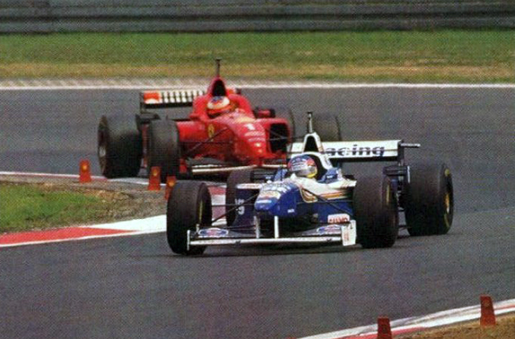 Михаэль Шумахер преследует Жака Вильнёва на Гран При Европы 1996 года