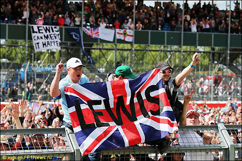 Болельщики приветствуют Льюиса Хэмилтона после финиша Гран При Великобритании
