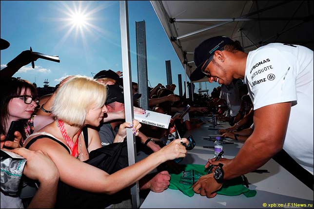 Льюис Хэмилтон на автограф-сессии перед началом Гран При Венгрии