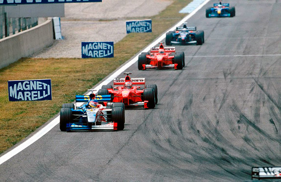 Жак Вильнёв, Михаэль Шумахер и Эдди Ирвайн на первых кругах Гран При Испании 1999 года