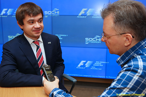 Сергей Воробьёв во время интервью F1News.Ru