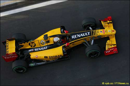 Жером Д'Амброзио на Renault R30 во время молодежных тестов Ф1 в Абу-Даби