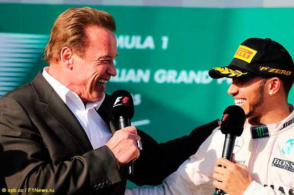 Арнольд Шварценеггер интервьюирует Льюиса Хэмилтона на подиуме Гран При Австралии 2015 года
