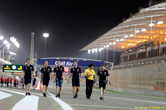Команда Red Bull Racing проводит прогулку по трассе Сахир
