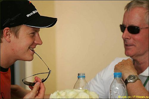 Кими Райкконен и его менеджер Дэйв Робертсон на Гран При Бахрейна 2005 года