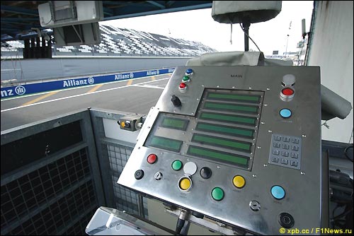 Таким был пульт управления гонкой в 2006-м, ещё без большого экрана в центре