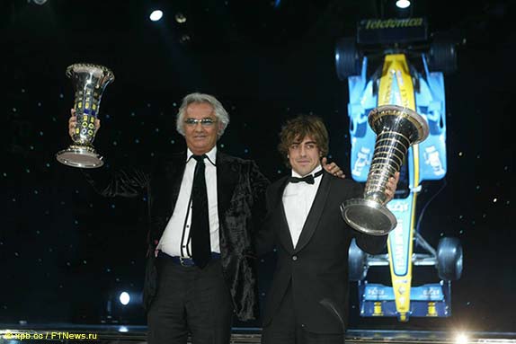 Флавио Бриаторе и Фернандо Алонсо на гала-церемонии FIA в 2005 году