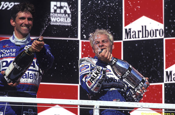 Деймон Хилл и Жак Вильнёв на подиуме Гран При Венгрии, 1997 год