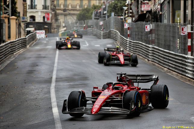 Шарль Леклер лидирует в Гран При Монако