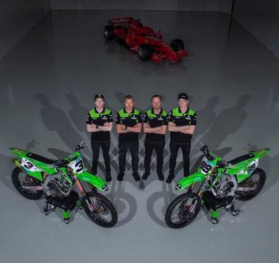 Кими Райкконен и его мотокроссовая команда, фото Kawasaki Racing