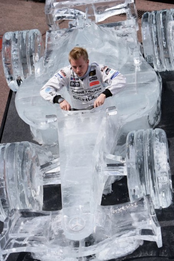 Ледяной человек за рулём ледяной машины, фото пресс-службы McLaren