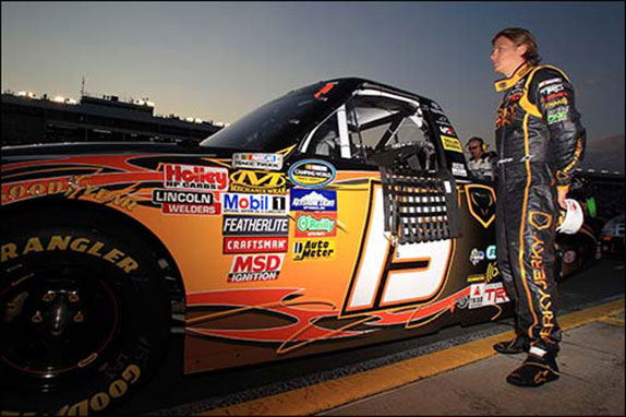 Кими Райкконен у гоночного пикапа, на котором он выступал в серии NASCAR Trucks