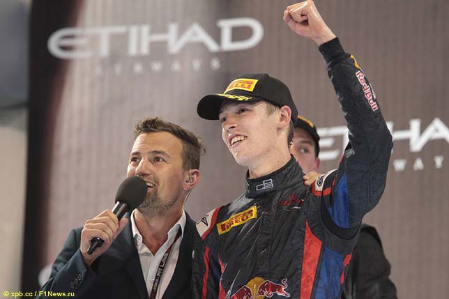 В 2013 году Даниил Квят выиграл гонку в Абу-Даби, став чемпионом GP3. Рядом на подиуме телекомментатор Уилл Бакстон