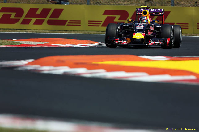 Даниил Квят за рулём машины Red Bull Racing на трассе Гран При Венгрии, 2015 год